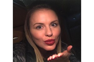 Анна Семенович отрезала челку