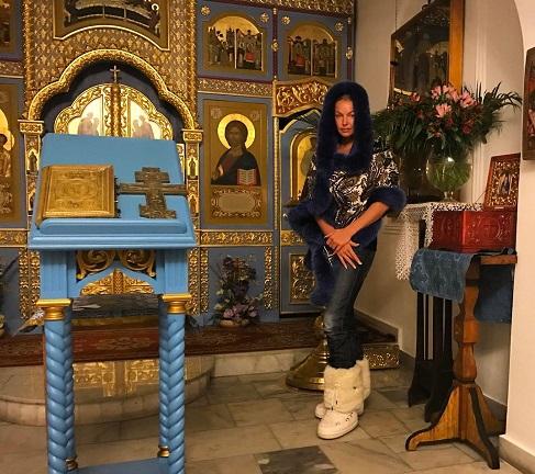 Анастасию Волочкову обругали за то, что пришла в церковь в джинсах